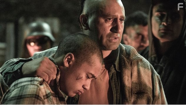 Cliff Curtis, James Napier Robertson, and James Rolleston in Тёмная лошадка (2014)