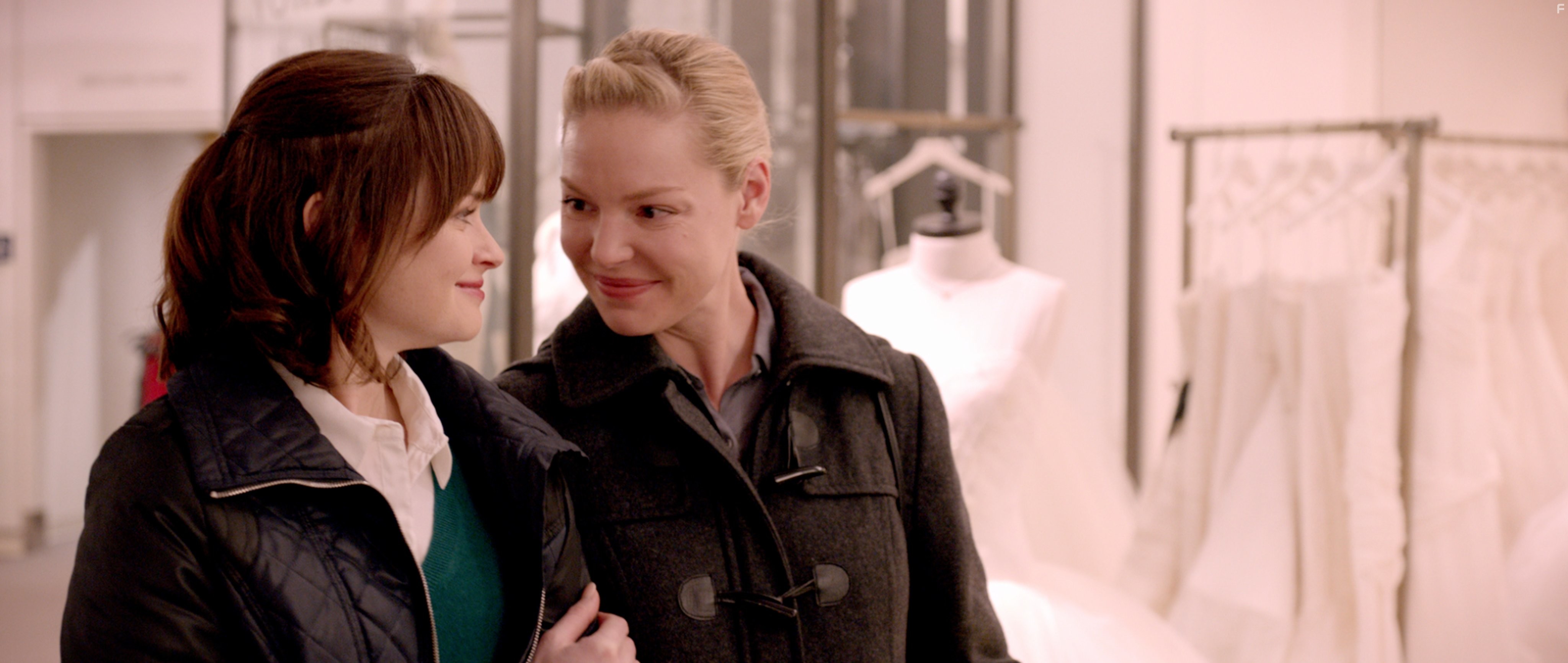 Katherine Heigl and Alexis Bledel in Свадьба Дженни (2015)