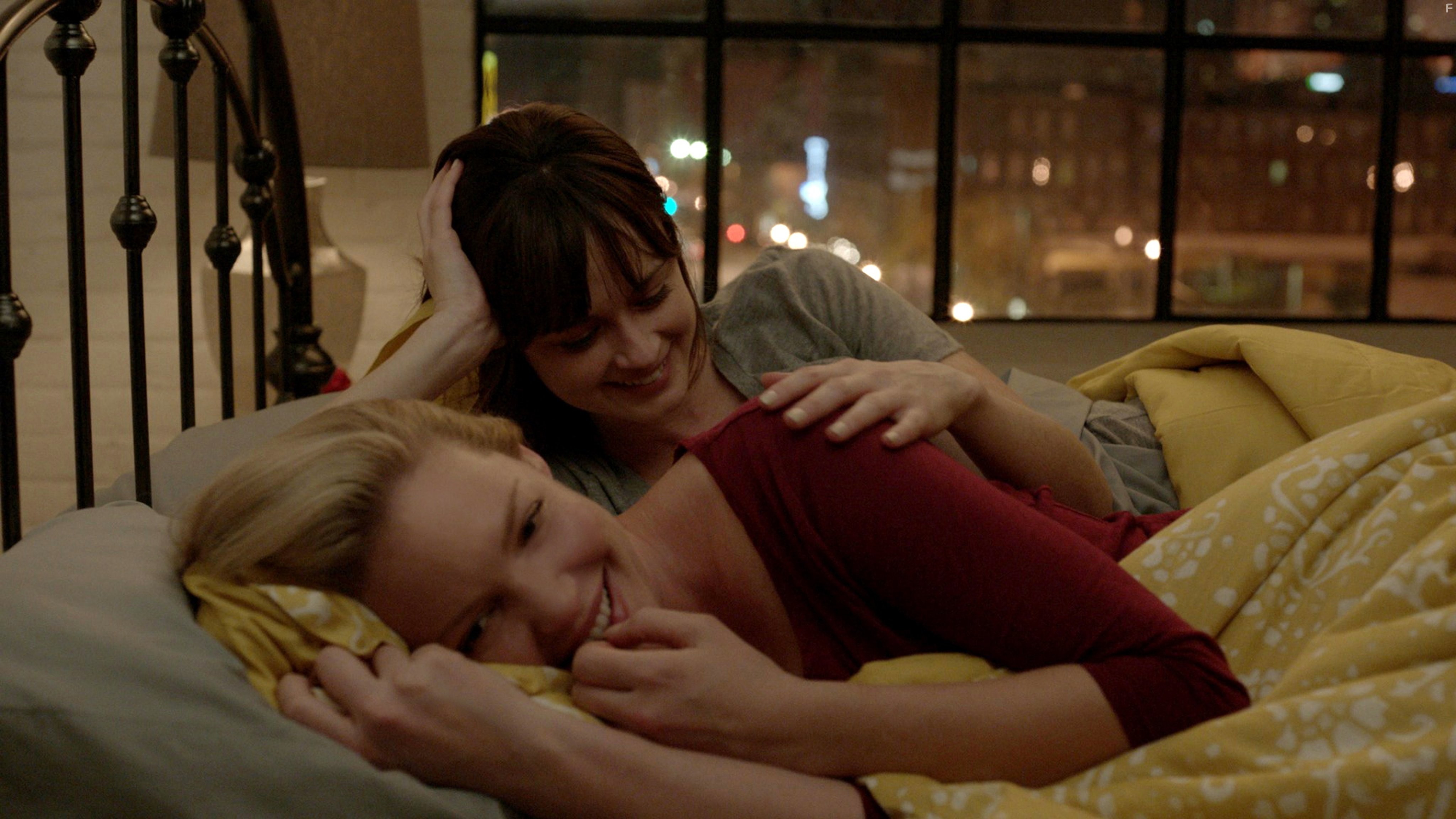 Katherine Heigl and Alexis Bledel in Свадьба Дженни (2015)