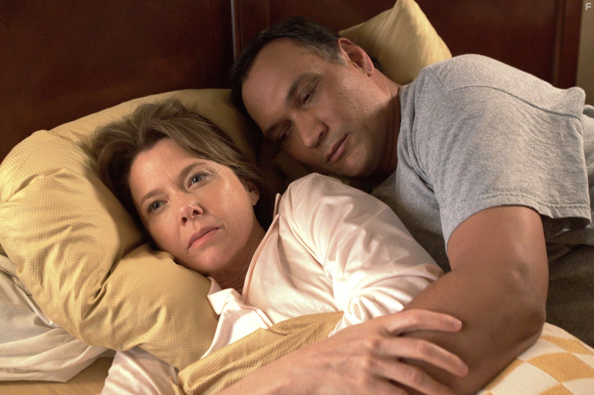 Annette Bening and Jimmy Smits in Мать и дитя (2009)