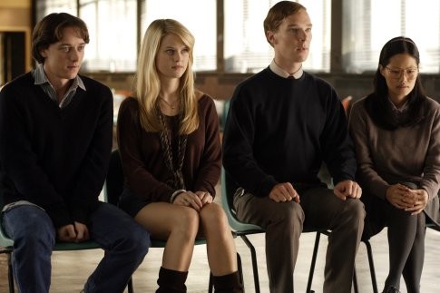 James McAvoy, Benedict Cumberbatch, Elaine Tan, and Alice Eve in Попасть в десятку (2006)