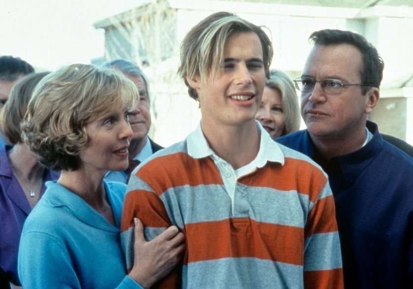 Tom Arnold, Erik von Detten, and Dey Young in Почти в законе (2003)
