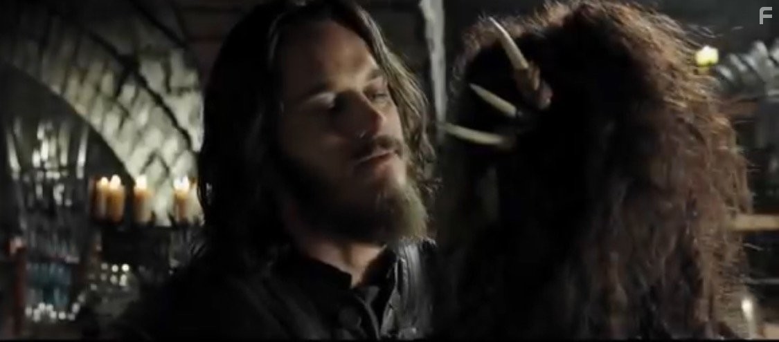 Travis Fimmel and Paula Patton in Варкрафт (2016)