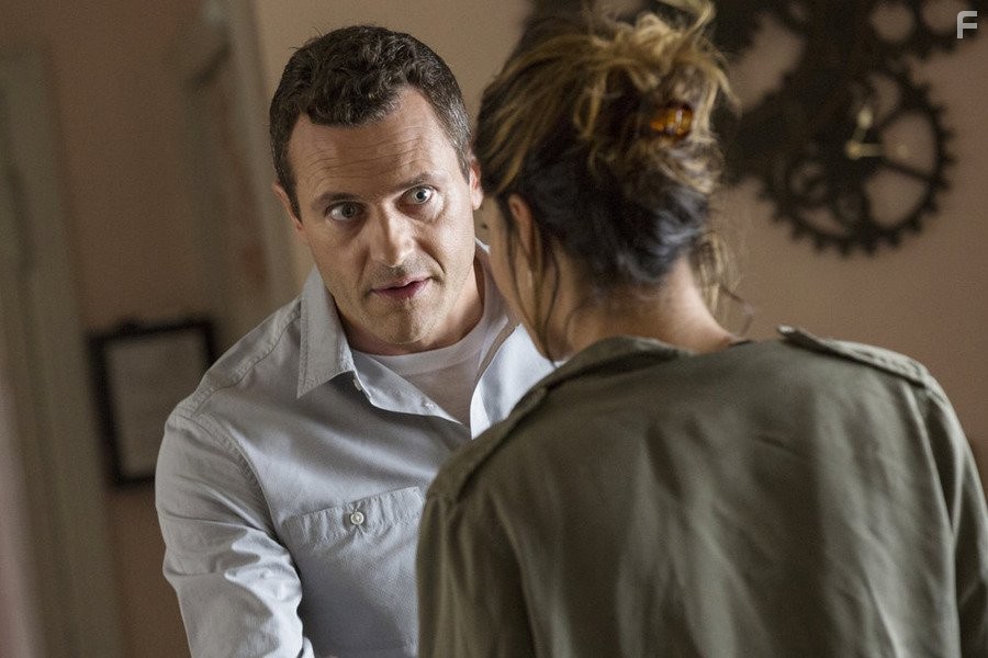 Jason O'Mara and Jessica Szohr in Сложности (2015)