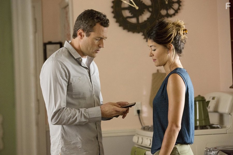 Jason O'Mara, Jessica Szohr, and  in Сложности (2015)