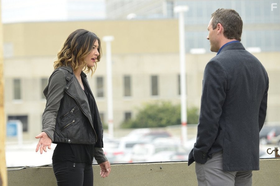 Jason O'Mara and Jessica Szohr in Сложности (2015)