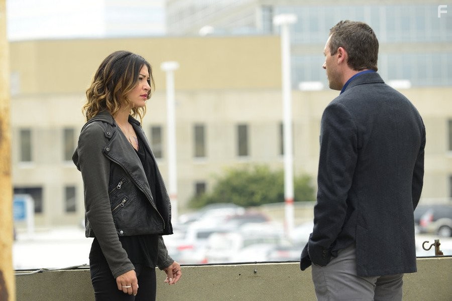 Jason O'Mara and Jessica Szohr in Сложности (2015)