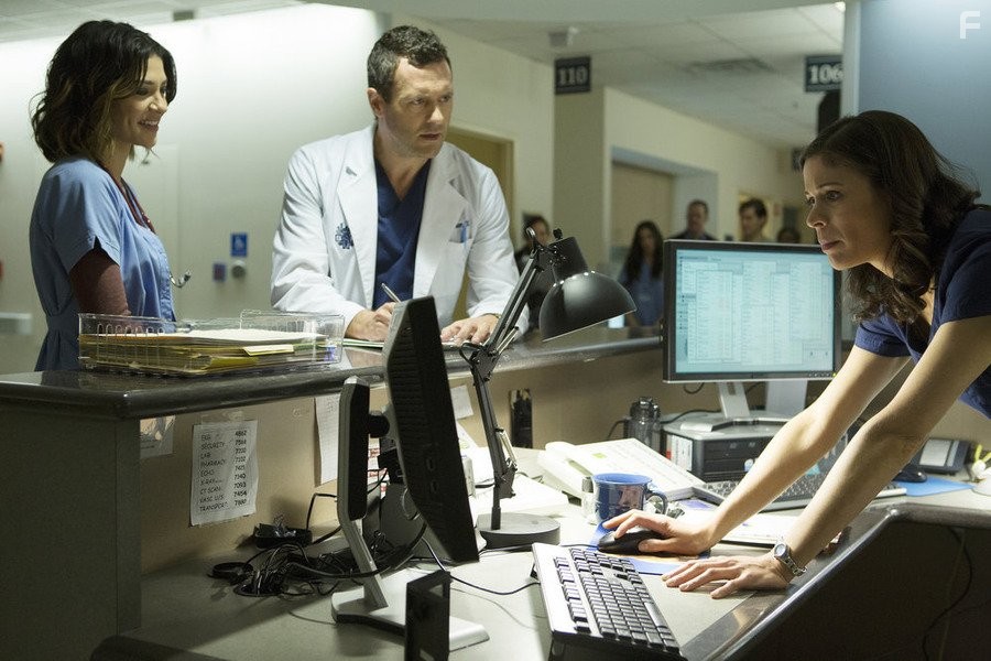 Jason O'Mara, Lauren Stamile, Jessica Szohr, and  in Сложности (2015)