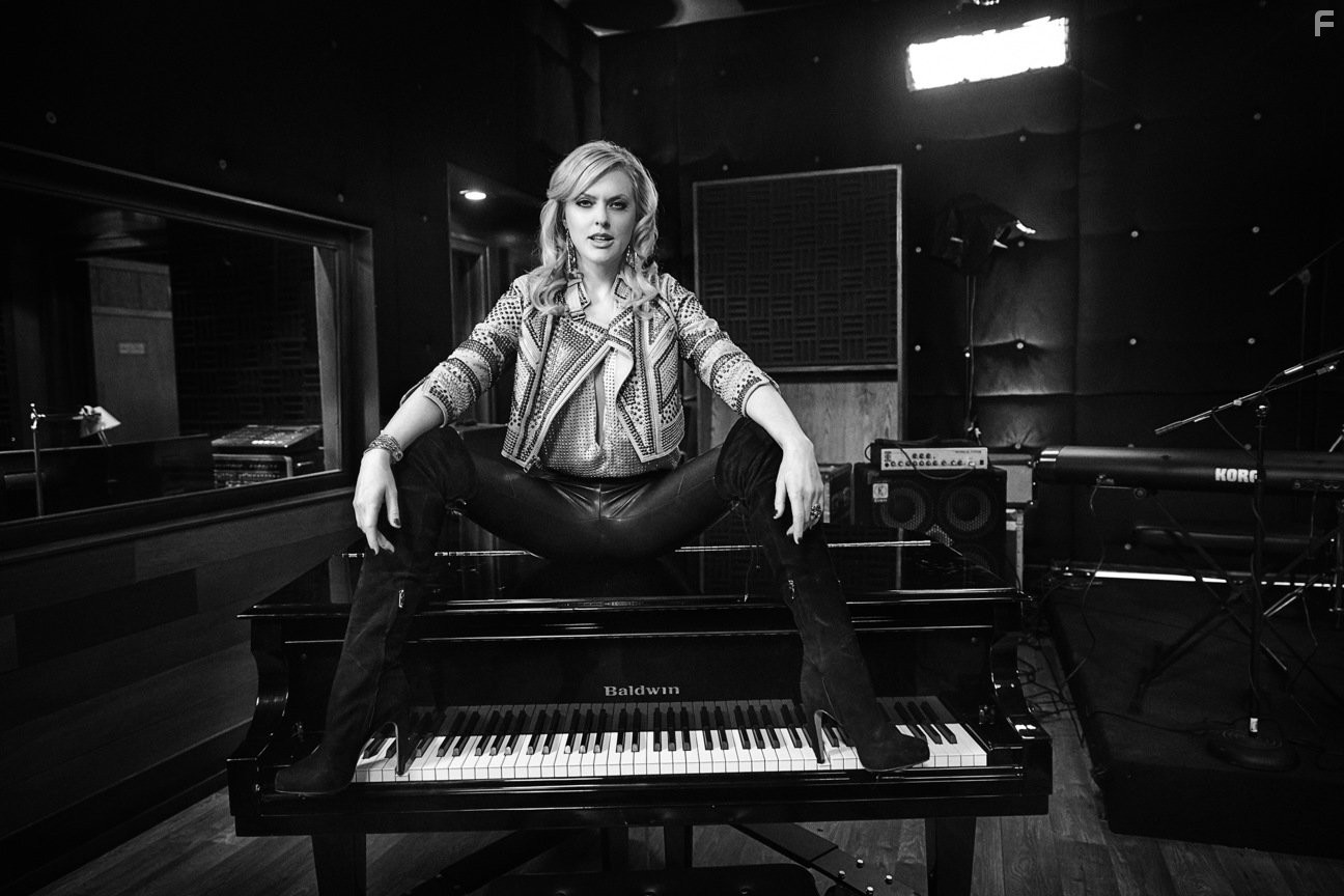 Elaine Hendrix in Секс, наркотики и рок-н-ролл (2015)