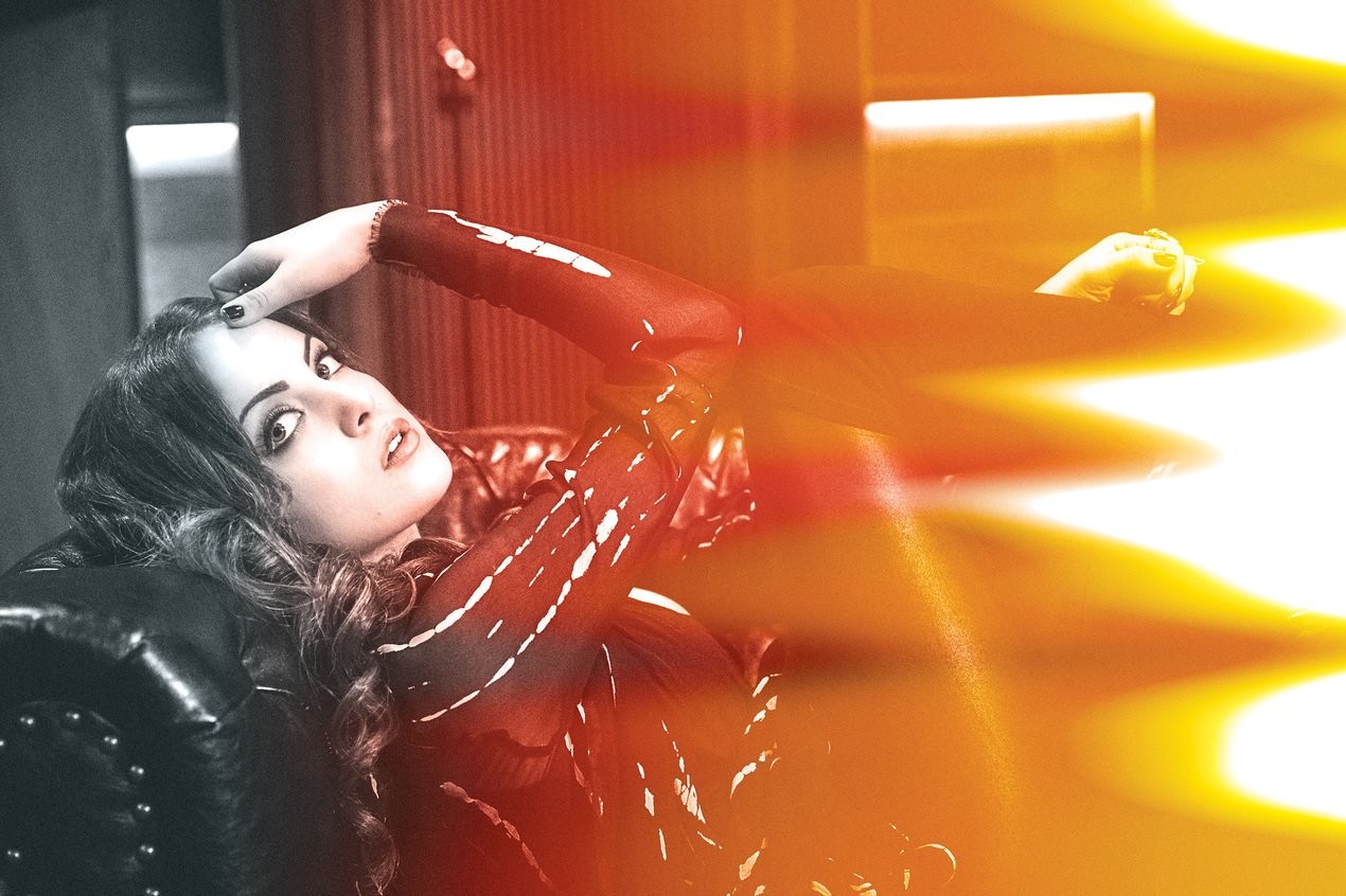 Elizabeth Gillies in Секс, наркотики и рок-н-ролл (2015)