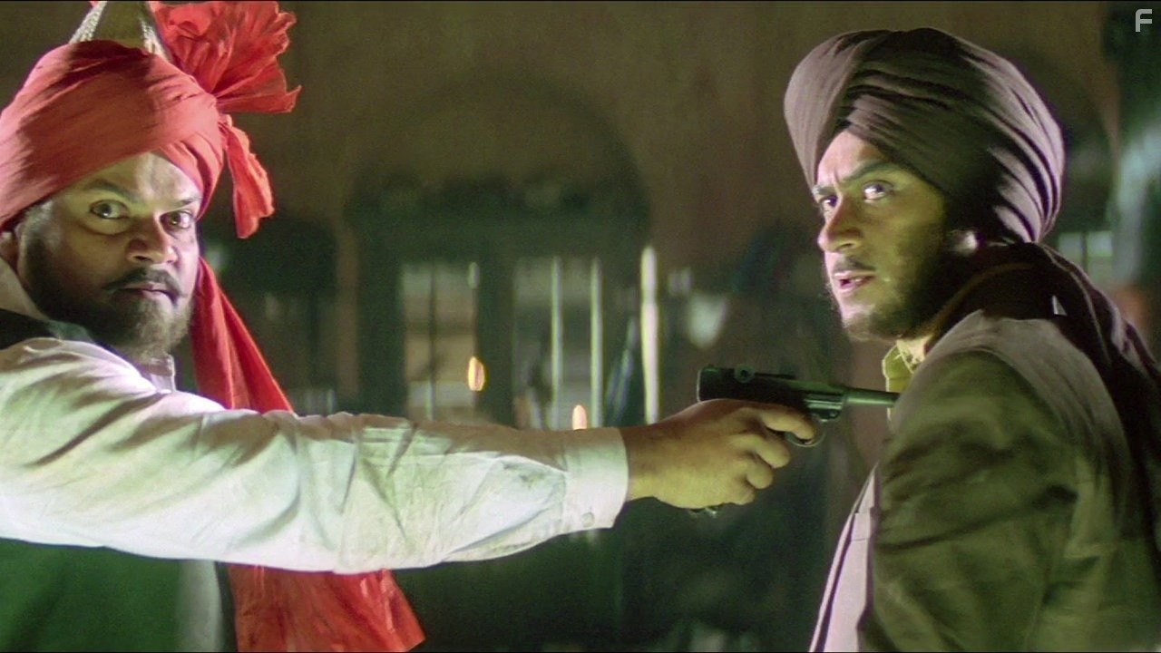 Ajay Devgn and Akhilendra Mishra in Легенда о Бхагате Сингхе (2002)