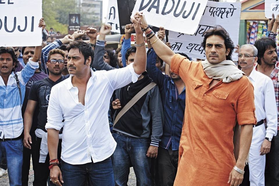 Ajay Devgn and Arjun Rampal in Упорство в истине (2013)