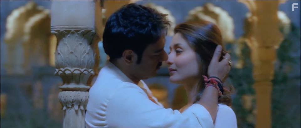Kareena Kapoor and Ajay Devgn in Упорство в истине (2013)