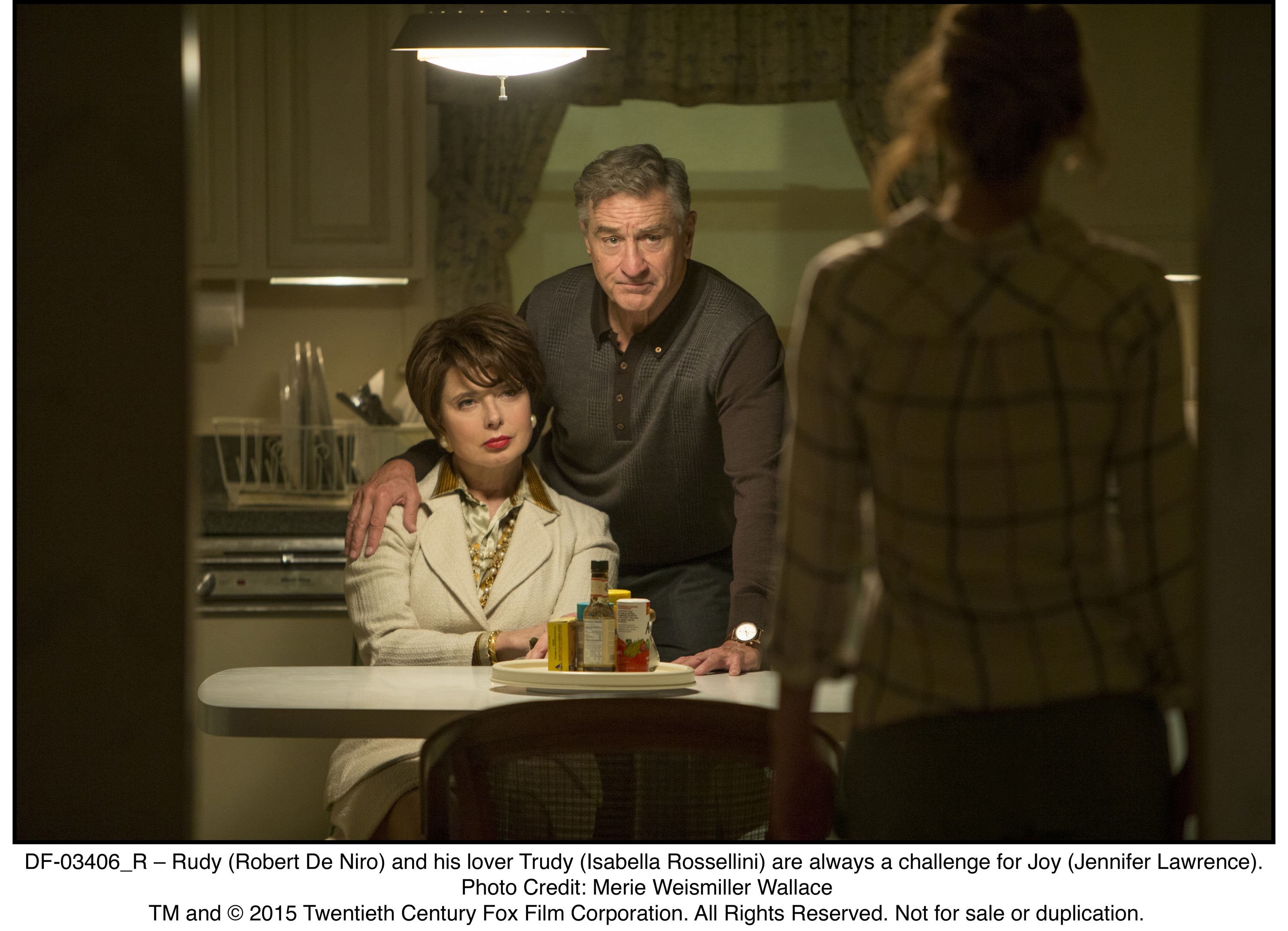 Robert De Niro, Isabella Rossellini, and Jennifer Lawrence in Джой (2015)