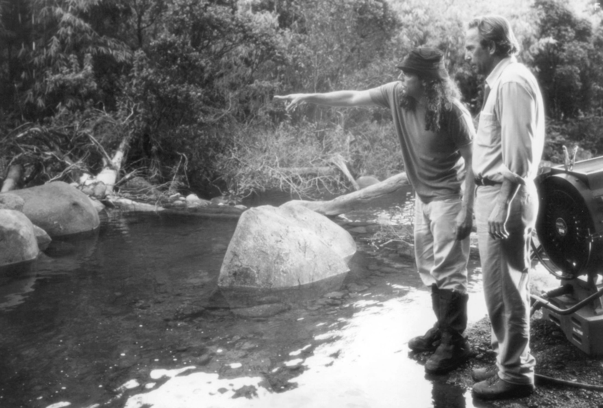 Kevin Costner and Tom Shadyac in Стрекоза (2002)