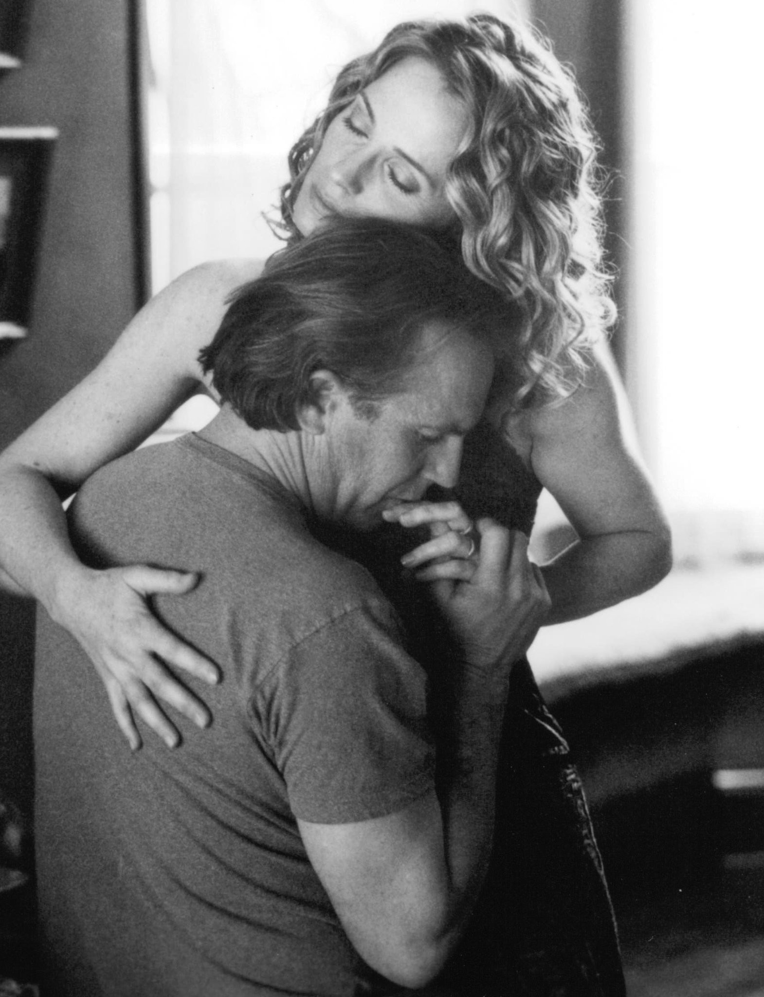 Kevin Costner and Susanna Thompson in Стрекоза (2002)