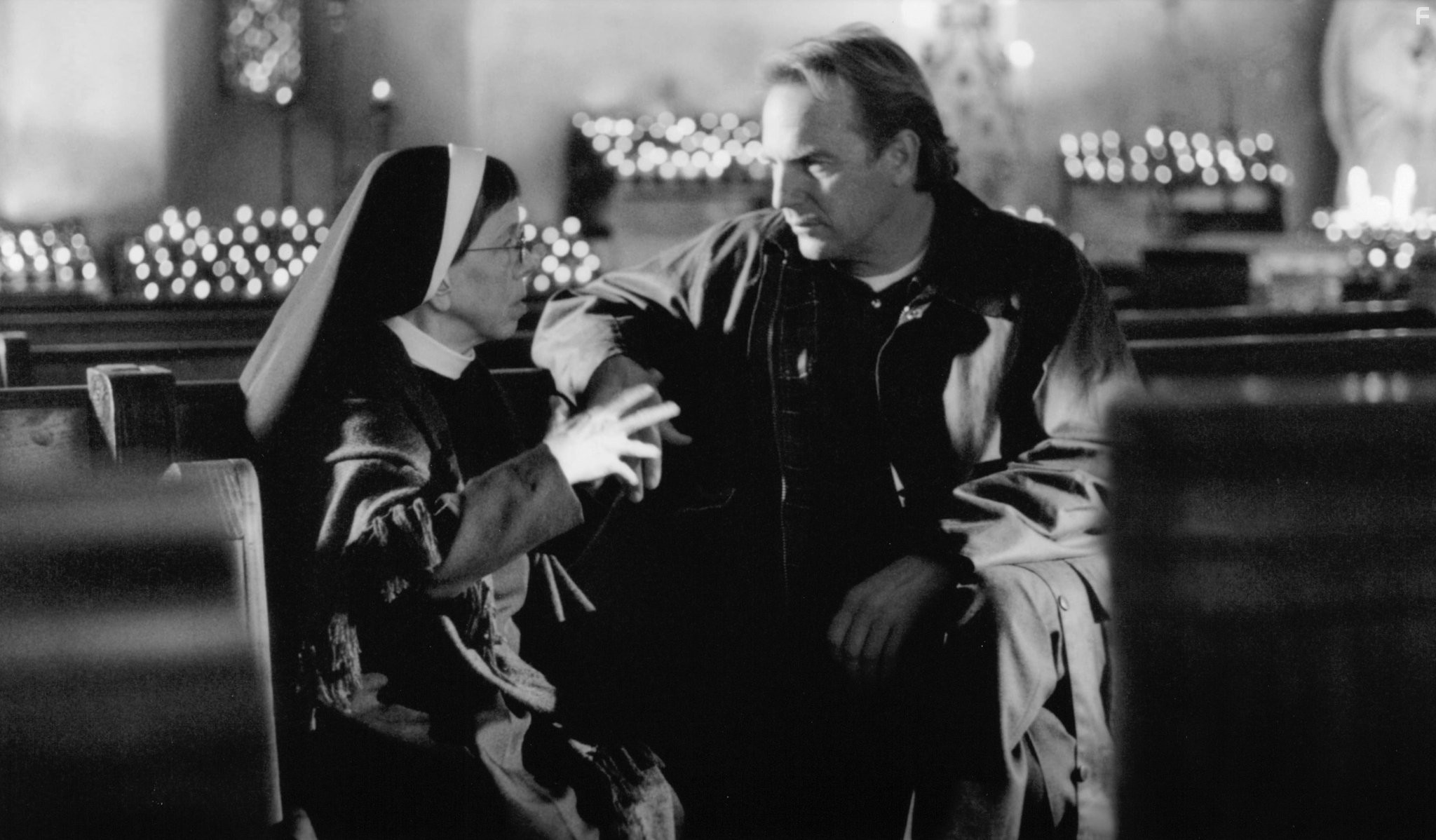 Kevin Costner and Linda Hunt in Стрекоза (2002)