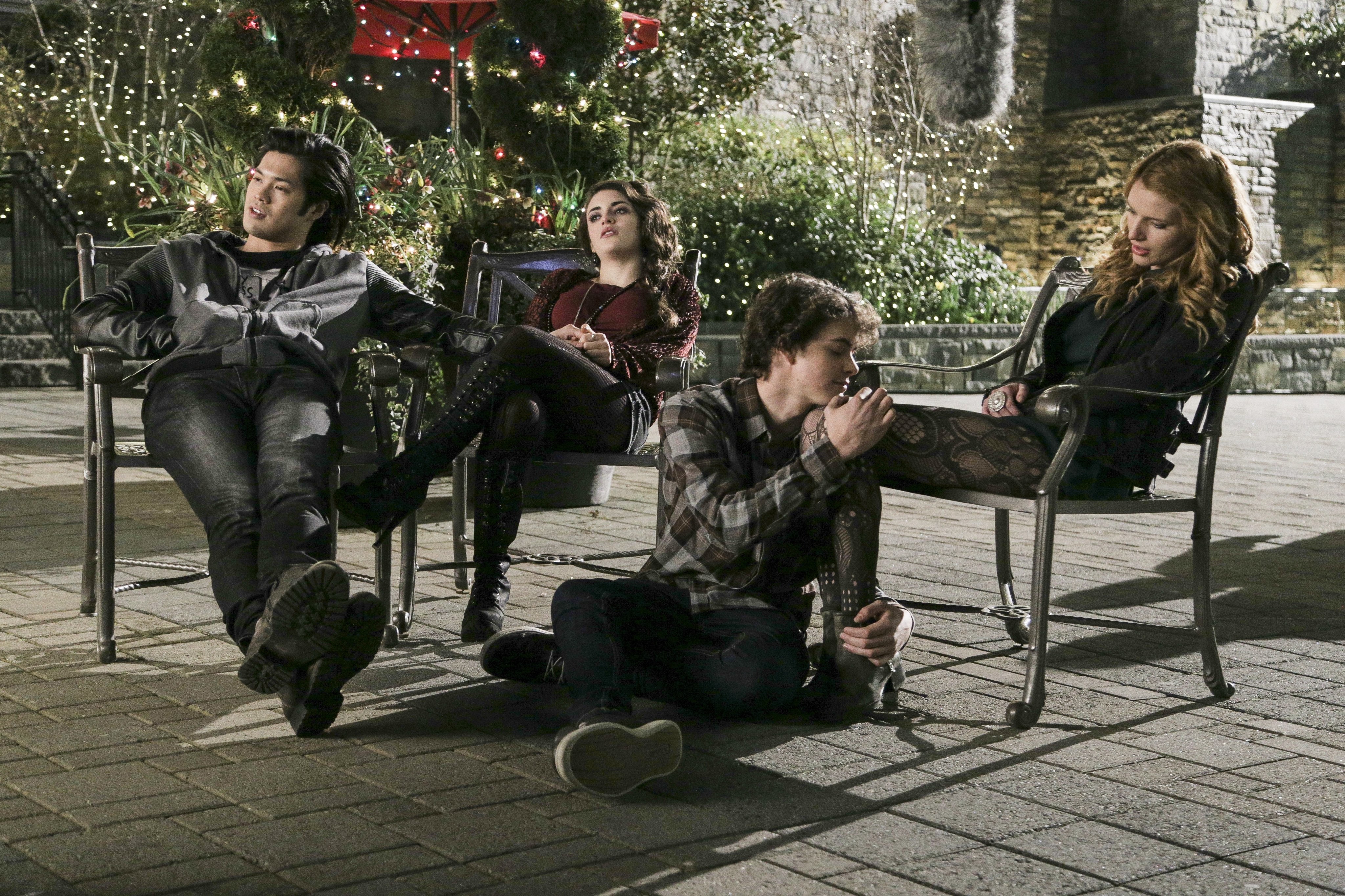 Bella Thorne, Daniela Bobadilla, Israel Broussard, and Ross Butler in Perfect High (2015)