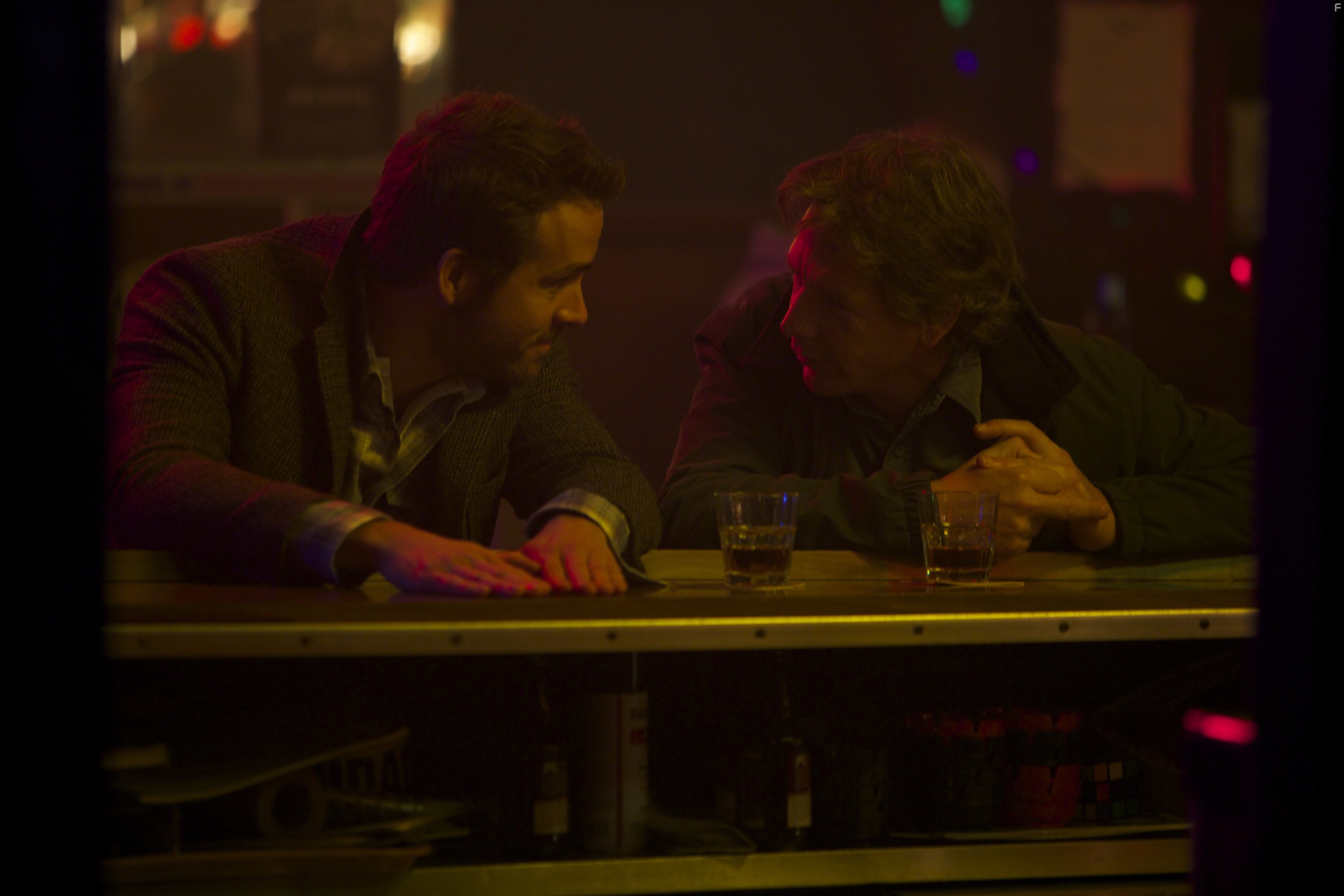 Ryan Reynolds and Ben Mendelsohn in Прогулка по Миссисипи (2015)