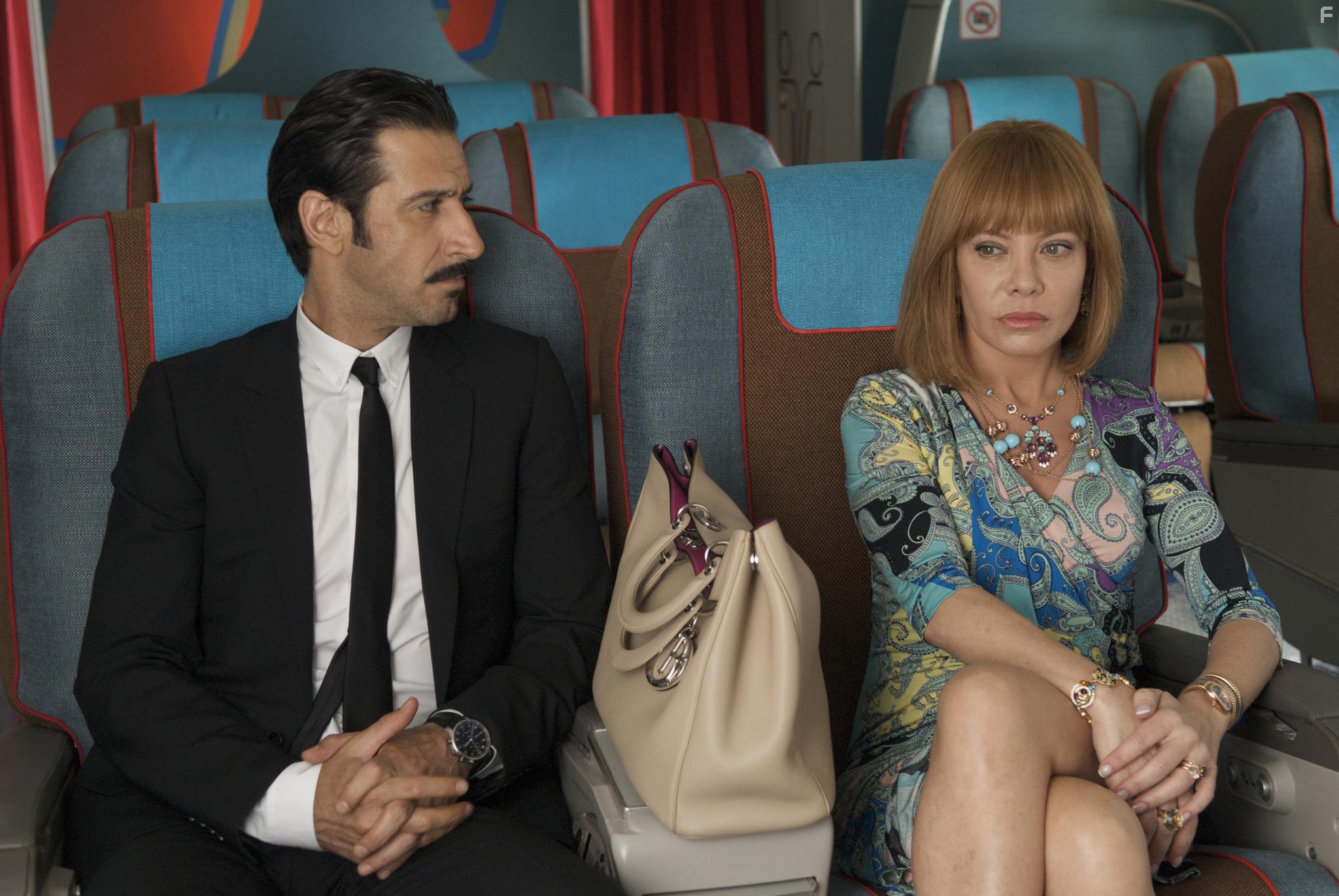 Cecilia Roth and Jos Mara Yazpik in Los amantes pasajeros (2013)