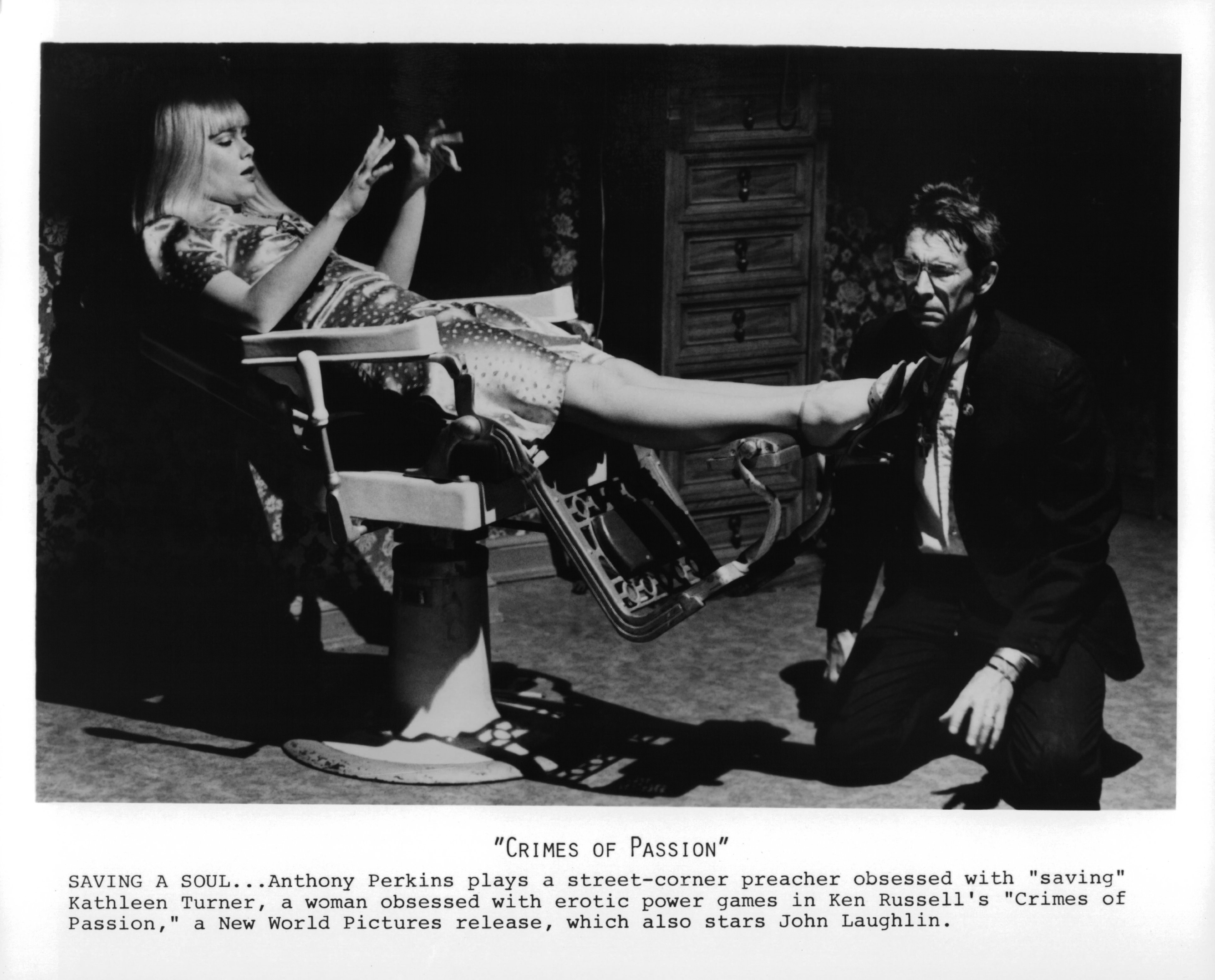 Anthony Perkins and Kathleen Turner in Преступление на почве страсти (1984)