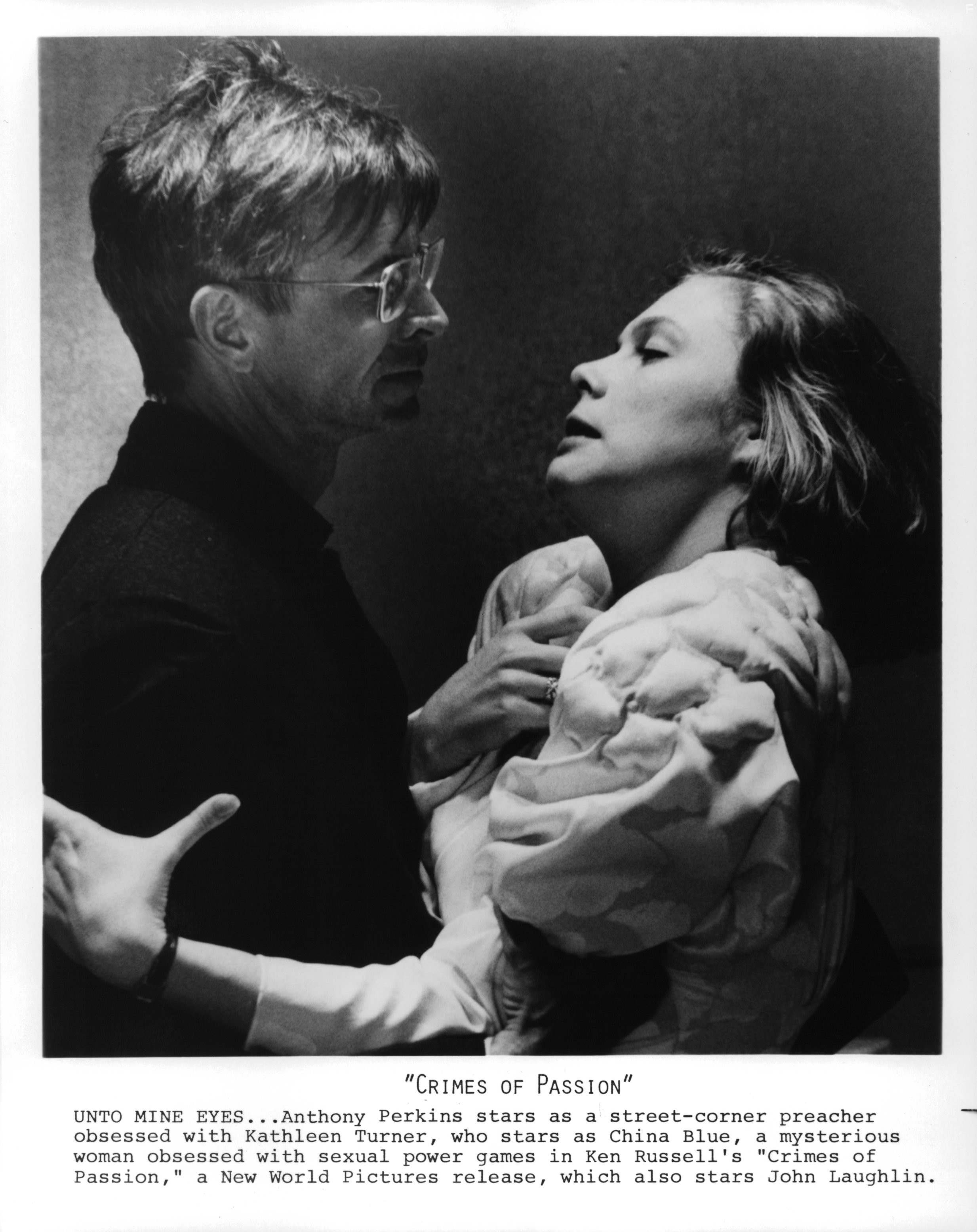Anthony Perkins and Kathleen Turner in Преступление на почве страсти (1984)