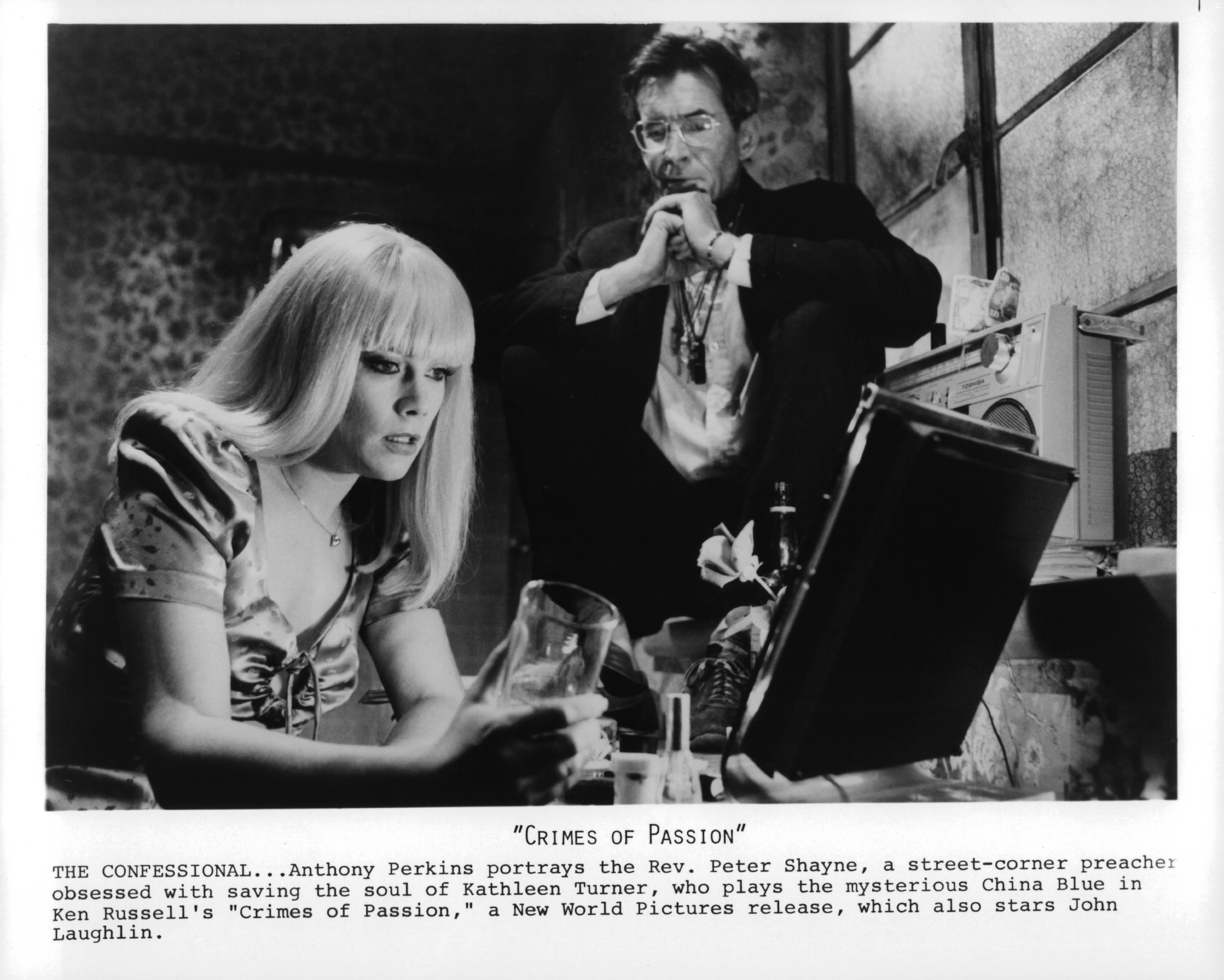 Anthony Perkins and Kathleen Turner in Преступление на почве страсти (1984)