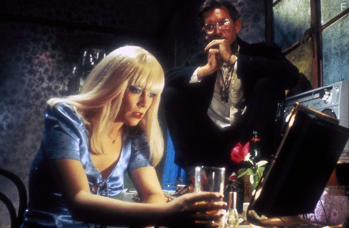 Anthony Perkins and Kathleen Turner in Преступление на почве страсти (1984)