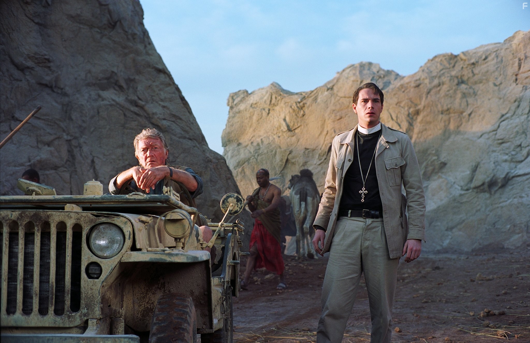 James D'Arcy and Alan Ford in Изгоняющий дьявола: Начало (2004)