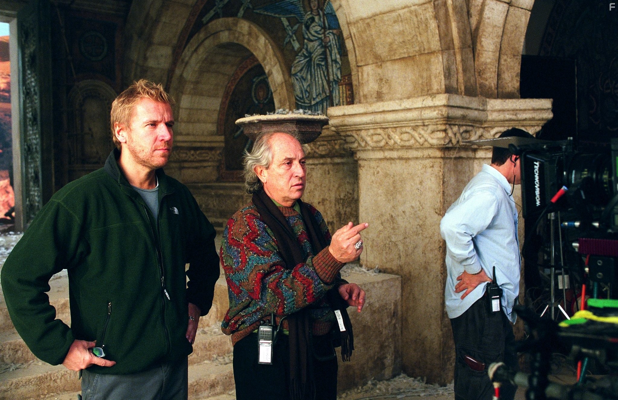 Renny Harlin and Vittorio Storaro in Изгоняющий дьявола: Начало (2004)