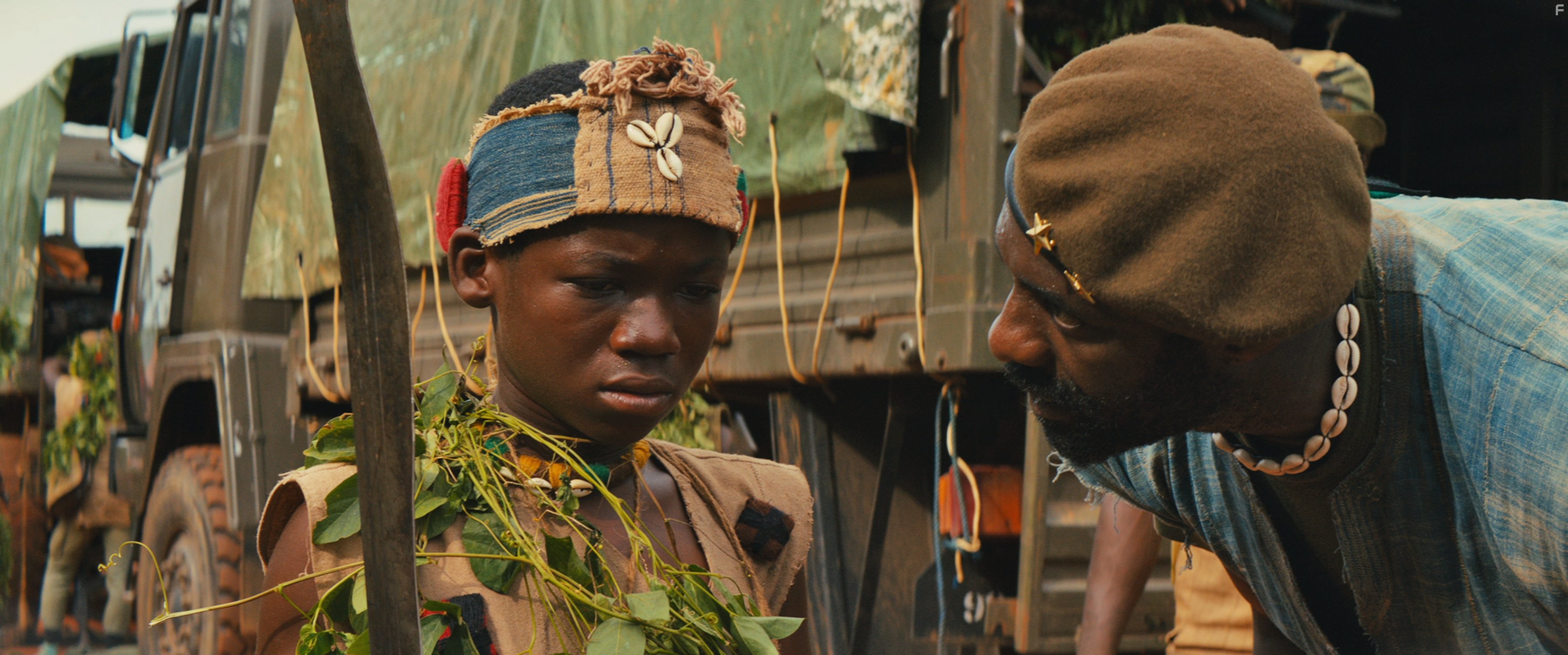 Idris Elba and Abraham Attah in Безродные звери (2015)