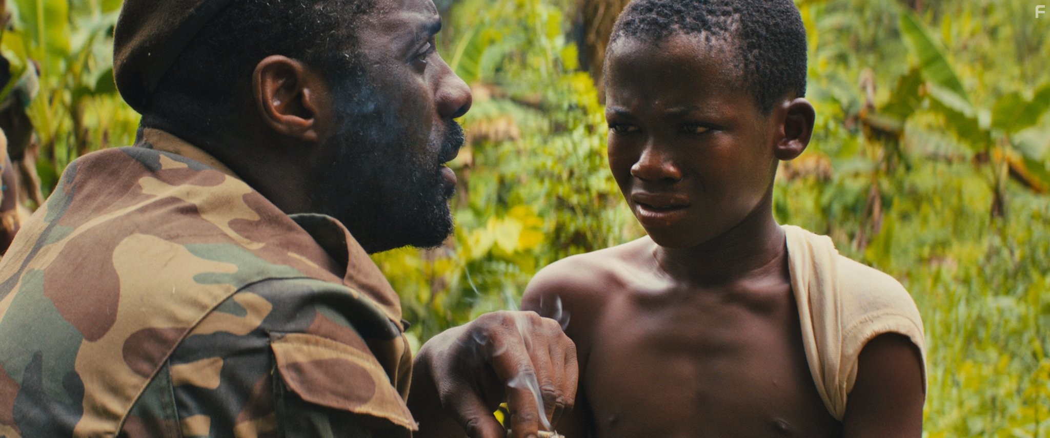 Idris Elba and Abraham Attah in Безродные звери (2015)
