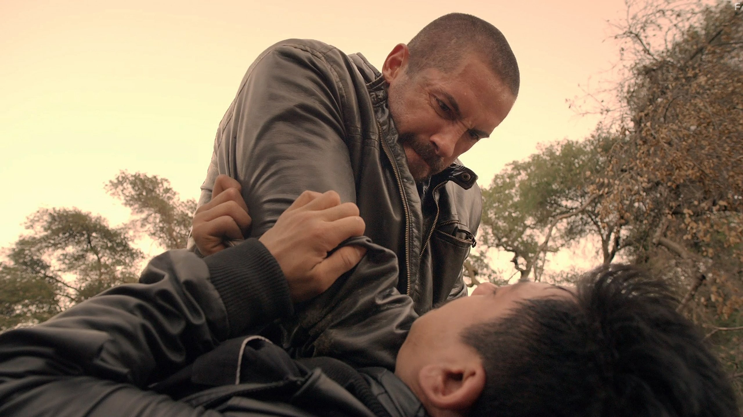 Scott Adkins in Близкое расстояние (2015)