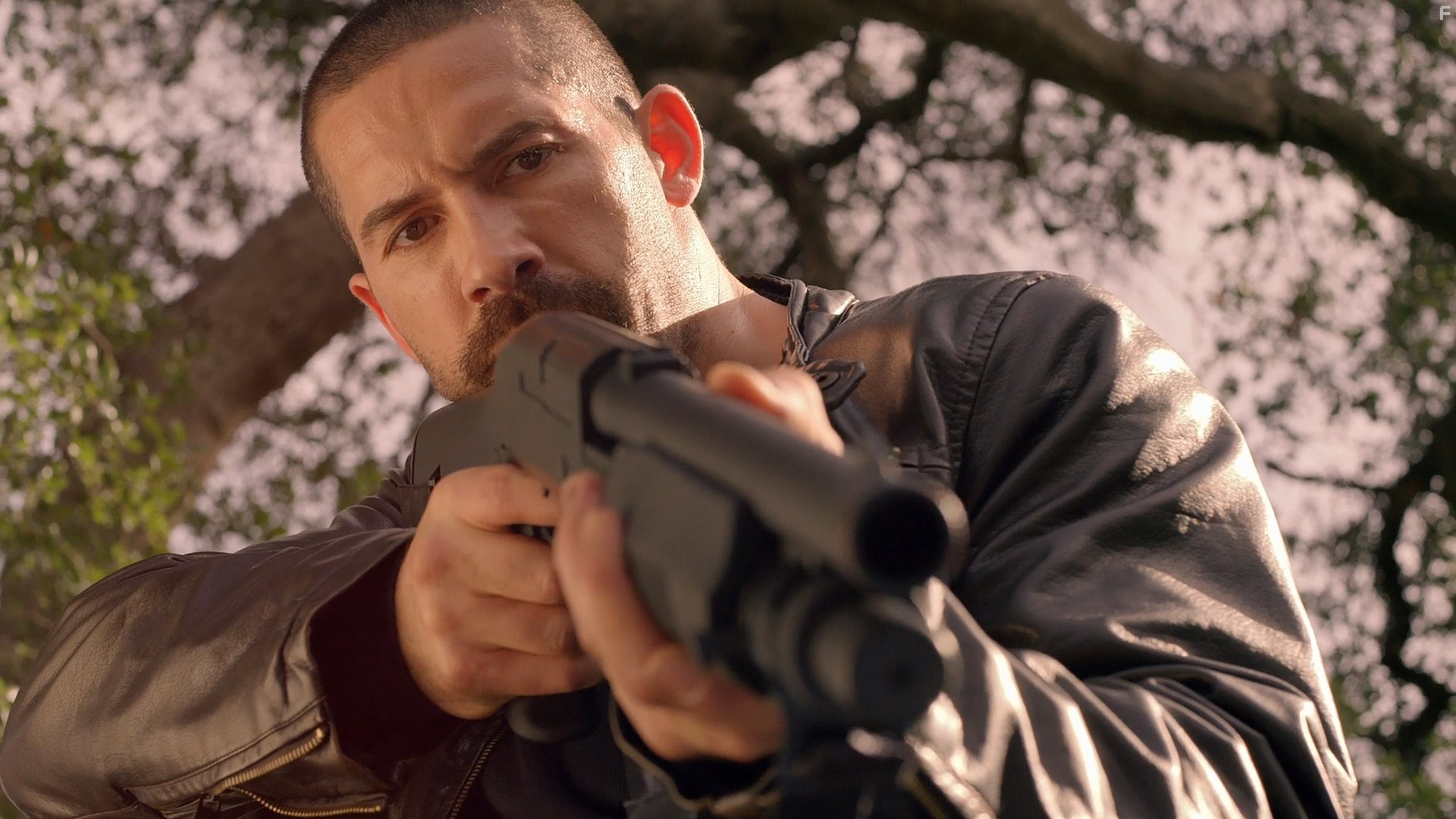 Scott Adkins in Близкое расстояние (2015)