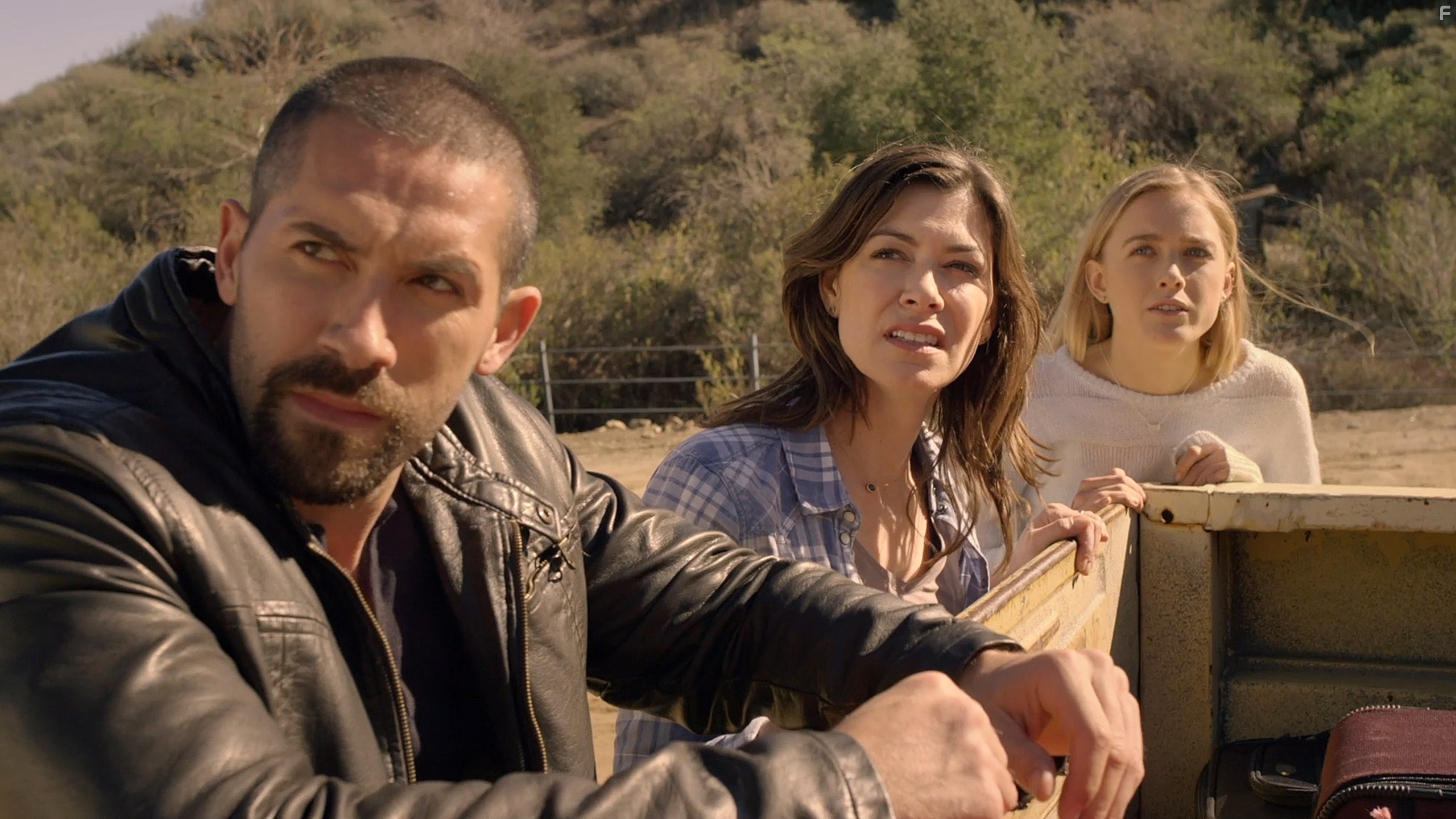 Scott Adkins, Caitlin Keats, and Madison Lawlor in Близкое расстояние (2015)