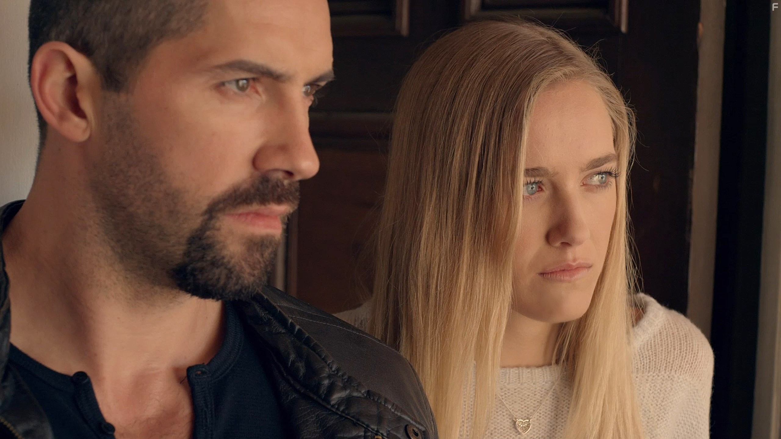 Scott Adkins and Madison Lawlor in Близкое расстояние (2015)