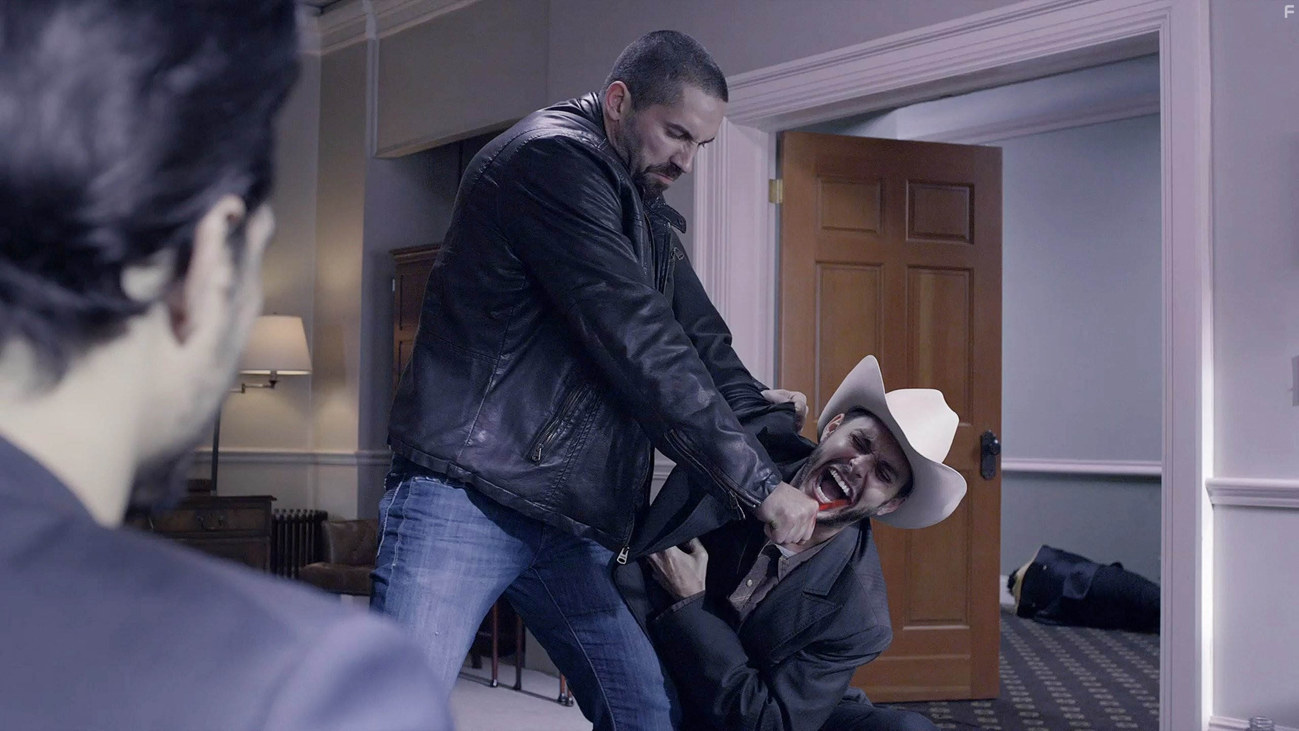 Scott Adkins in Близкое расстояние (2015)