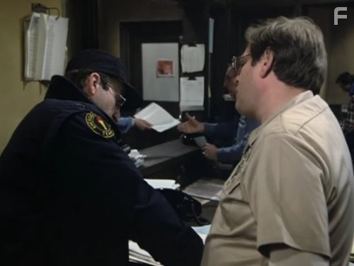 Robert Hirschfeld and James Sikking in Блюз Хилл-стрит (1981)