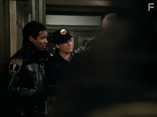 Charles Haid and Michael Warren in Блюз Хилл-стрит (1981)