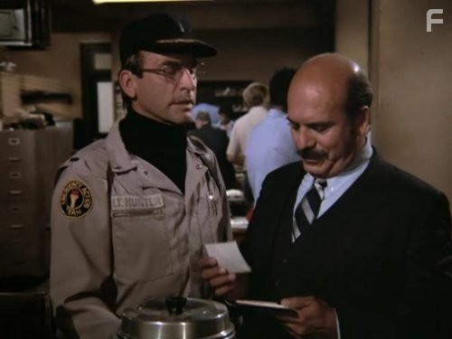 Ren? Enr?quez and James Sikking in Блюз Хилл-стрит (1981)