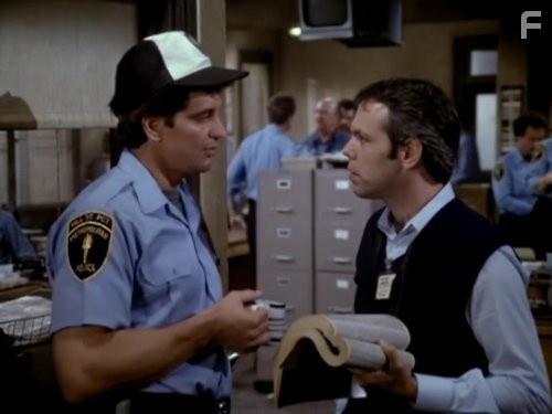 Ed Marinaro and Joe Spano in Блюз Хилл-стрит (1981)