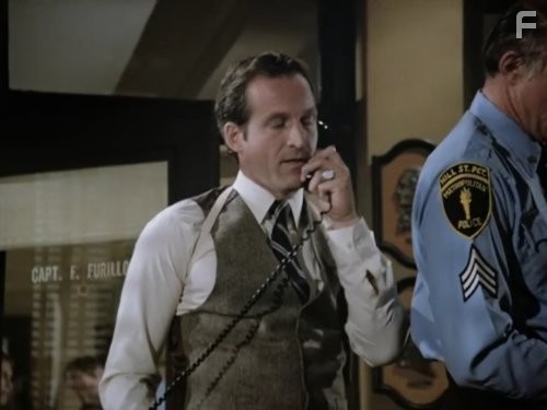 Daniel J. Travanti in Блюз Хилл-стрит (1981)