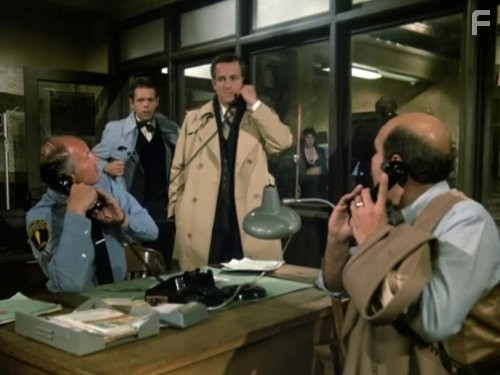 Michael Conrad, Ren? Enr?quez, Joe Spano, and Daniel J. Travanti in Блюз Хилл-стрит (1981)