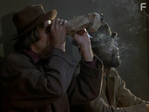 Taurean Blacque and Kiel Martin in Блюз Хилл-стрит (1981)