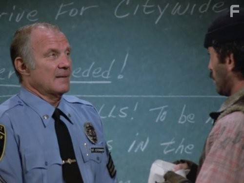 Michael Conrad and Bruce Weitz in Блюз Хилл-стрит (1981)