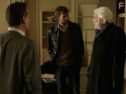 Donald Sutherland and Rossif Sutherland in Пересекая черту (2013)