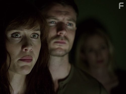 Genevieve O'Reilly, Gabriella Pession, and Richard Flood in Пересекая черту (2013)