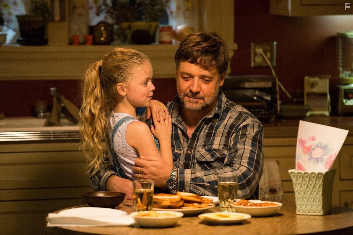 Russell Crowe and Kylie Rogers in Отцы и дочери (2015)