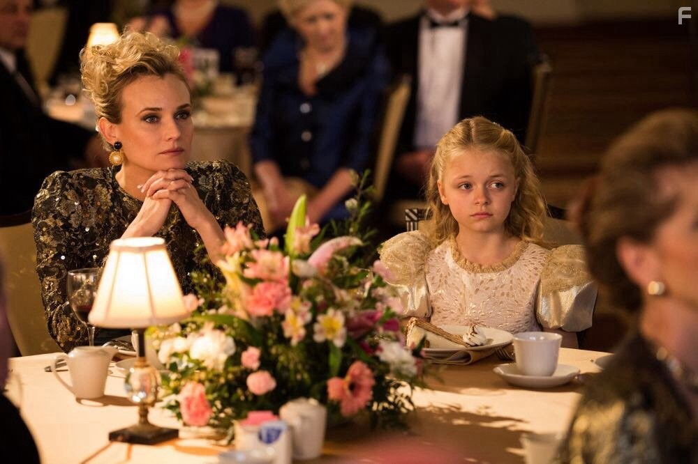 Diane Kruger and Kylie Rogers in Отцы и дочери (2015)