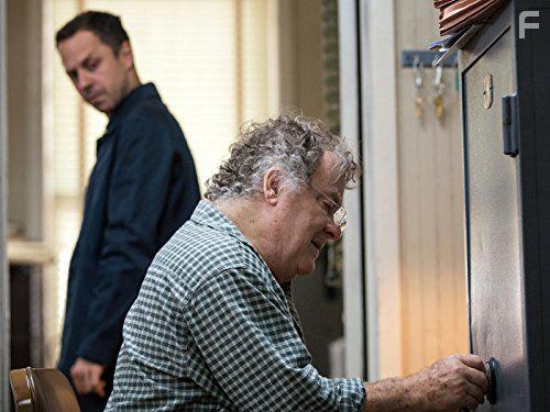 Giovanni Ribisi and Peter Gerety in Sneaky Pete (2015)